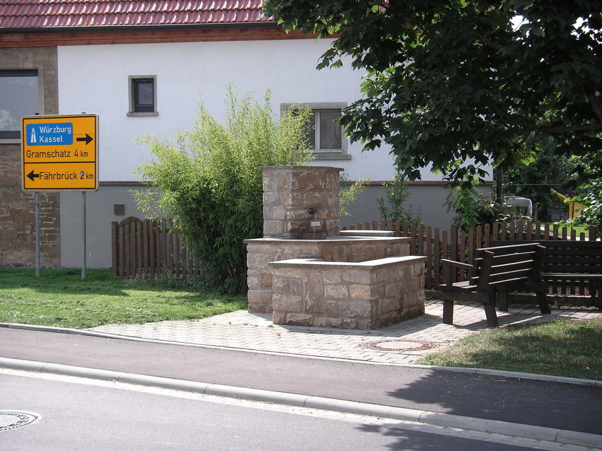Dorfbrunnen in Hausen